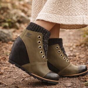 Sorel Women's SZ 6.5 Joanie Sweater Wedge Ankle Boots Tan & Black